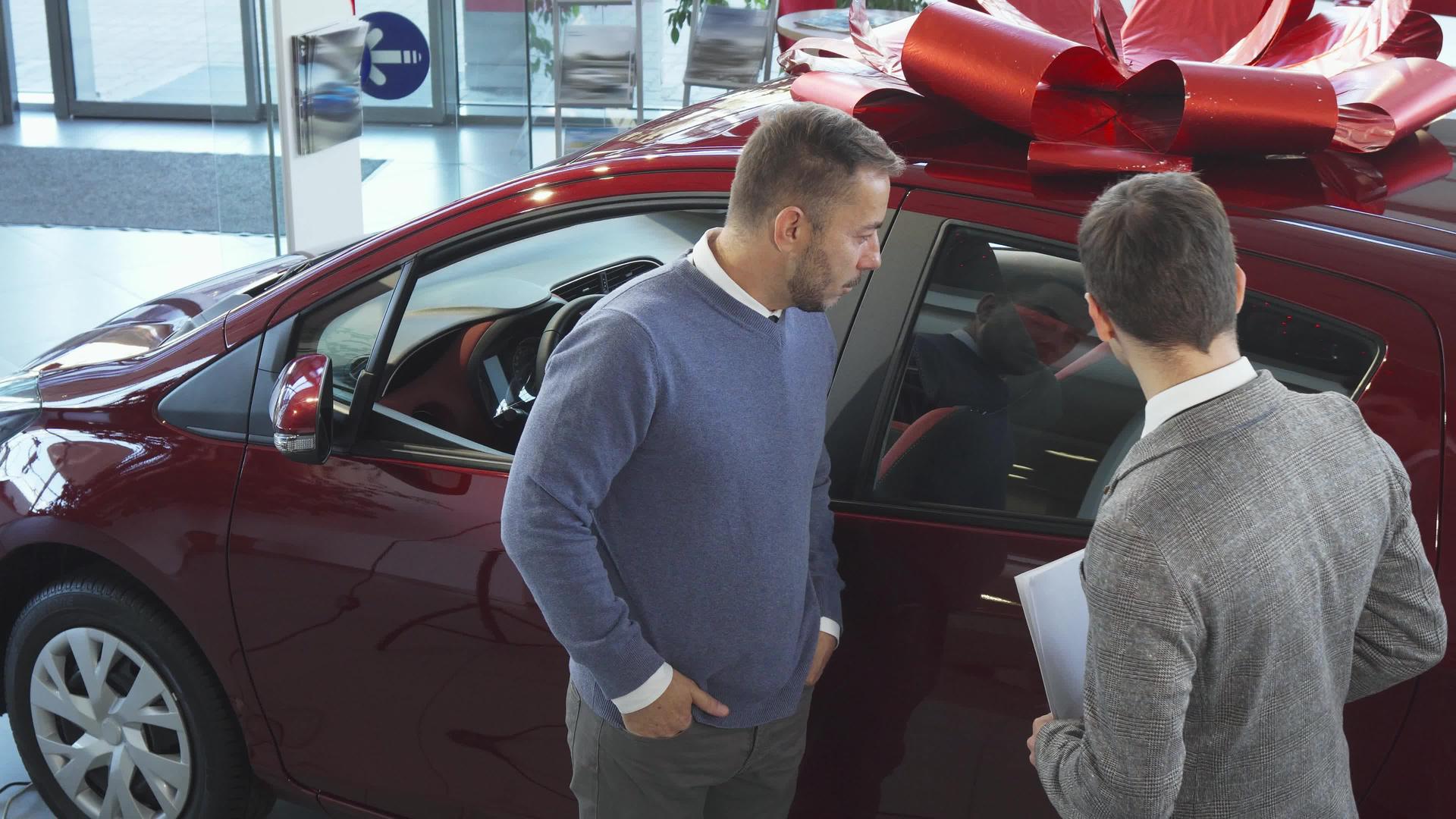 汽车的卖买方汽车的特点视频的预览图