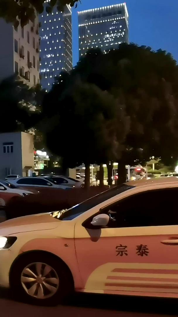 夜间加气站排队加气的出租车视频的预览图