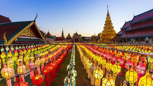 泰国南奔的寺庙和许多灯笼装饰视频的预览图
