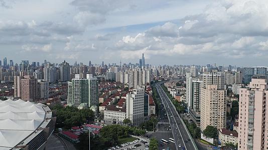 4k上海内环高架路城市交通视频的预览图
