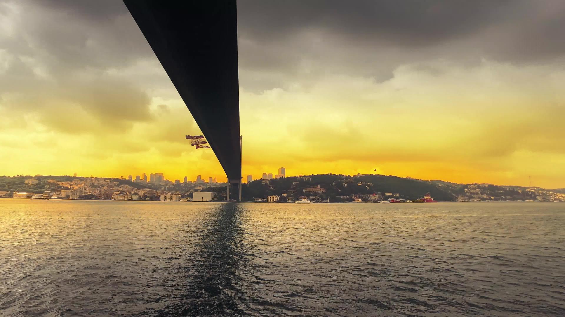 从渡船上可以看到博斯普鲁斯海峡大桥视频的预览图