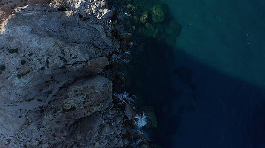 从上面4k高空拍摄无人机射击日落海滩度假胜地山山度假胜地视频的预览图