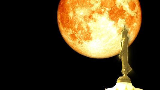 满血的月亮和佛像在夜空中看七天的风格MakhaBucha日视频的预览图