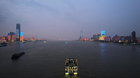 跟随航拍长江客运交通游轮江景夜景灯光秀4k素材视频的预览图