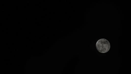 满月在黑暗的天空中视频的预览图