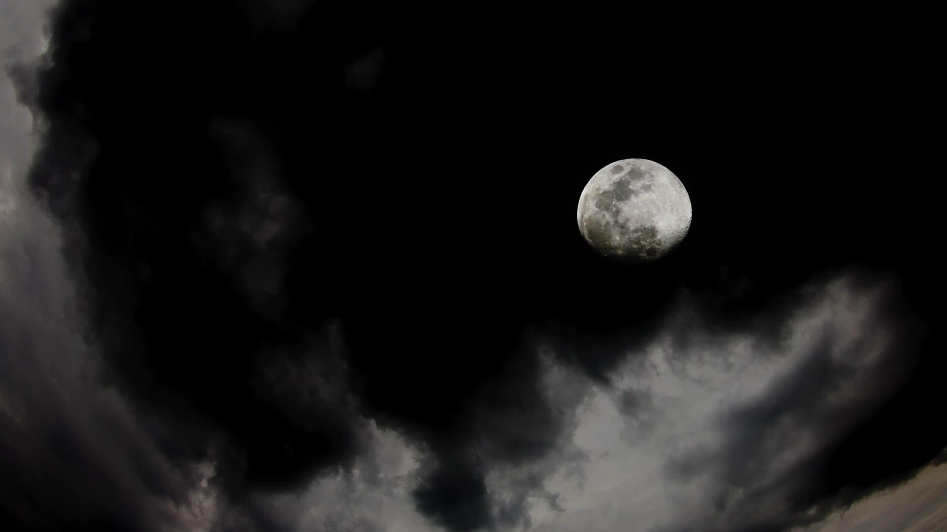满月和云在黑暗的天空中视频的预览图