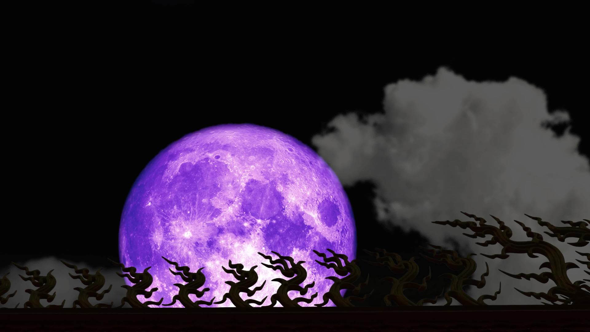 超级紫色的月亮回到夜空模糊的乌云在屋顶上移动视频的预览图