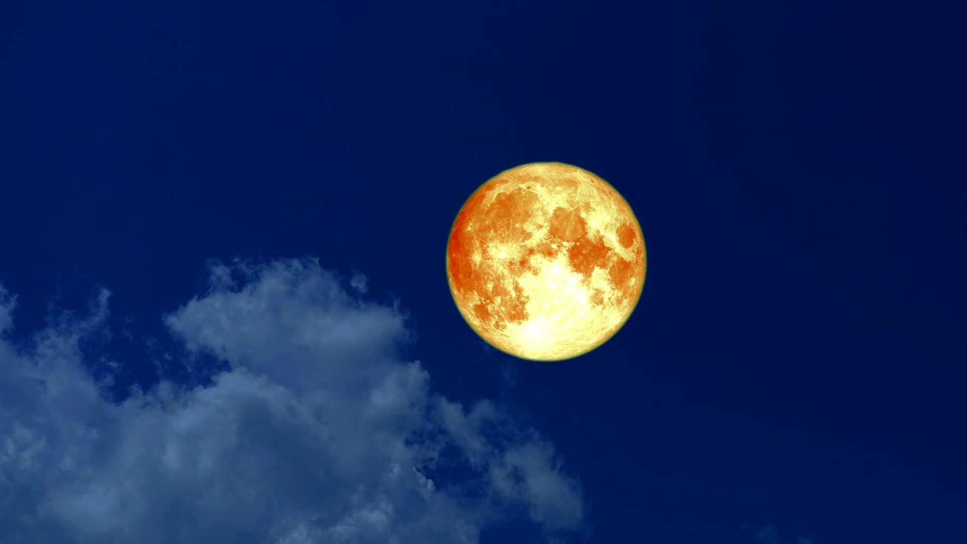 海狸满月的血月在夜空中飘动视频的预览图