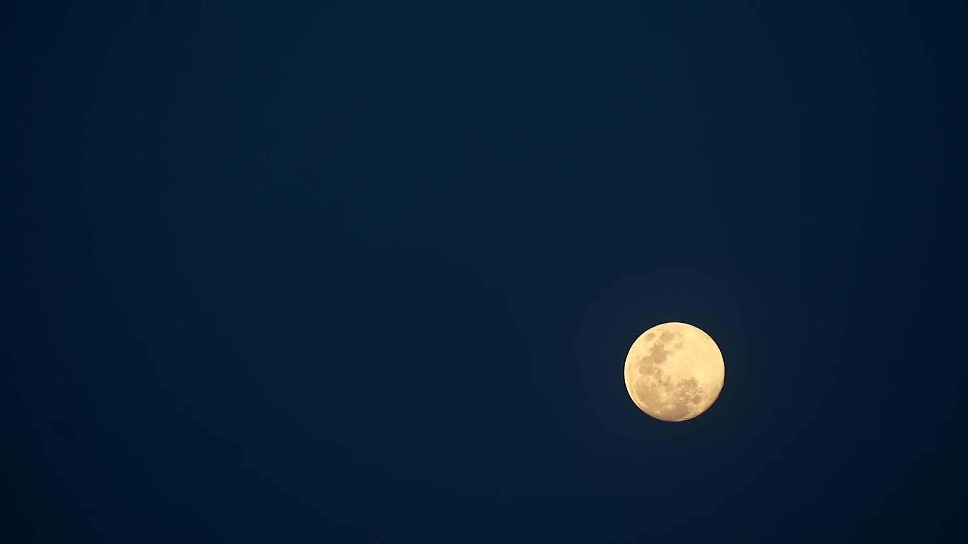 雪月在夜空中闪耀视频的预览图