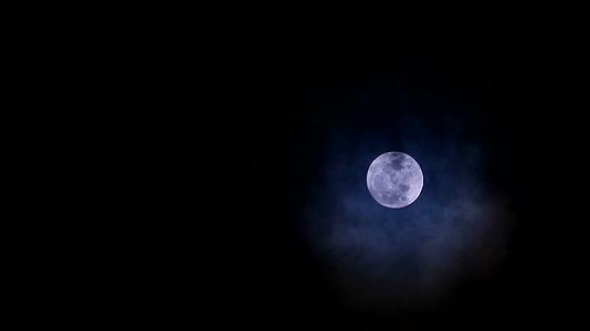 寒冷的月亮和云在夜空中飘过视频的预览图