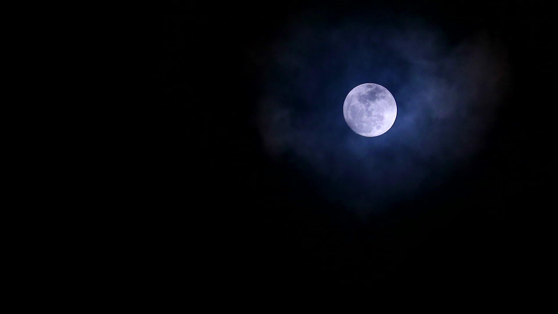 满月柔软阴暗的云在夜空中移动视频的预览图