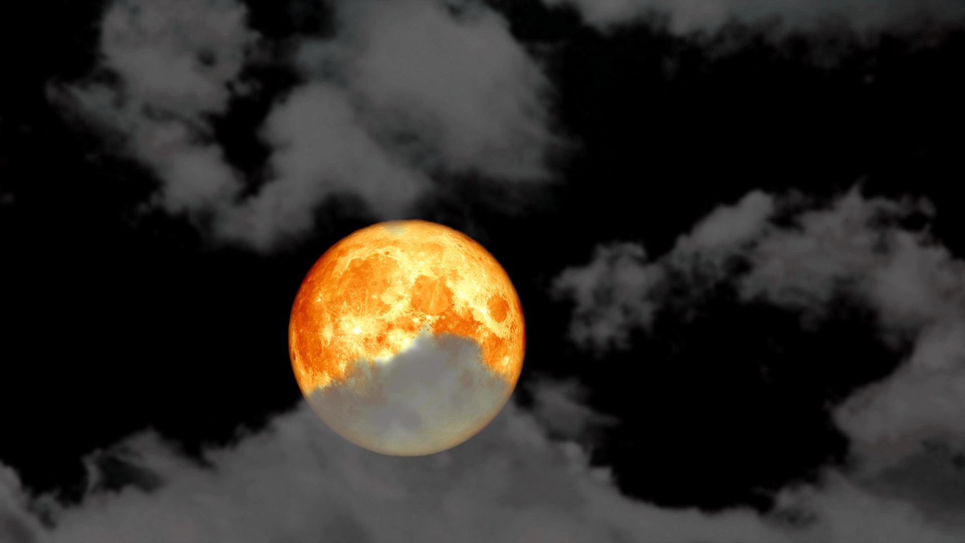 超级血月在夜空时间折叠时升起乌云升起视频的预览图