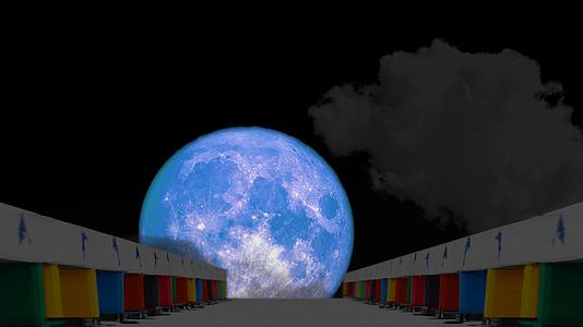 蓝色的月亮在夜空中升起彩虹桥上有模糊的乌云视频的预览图