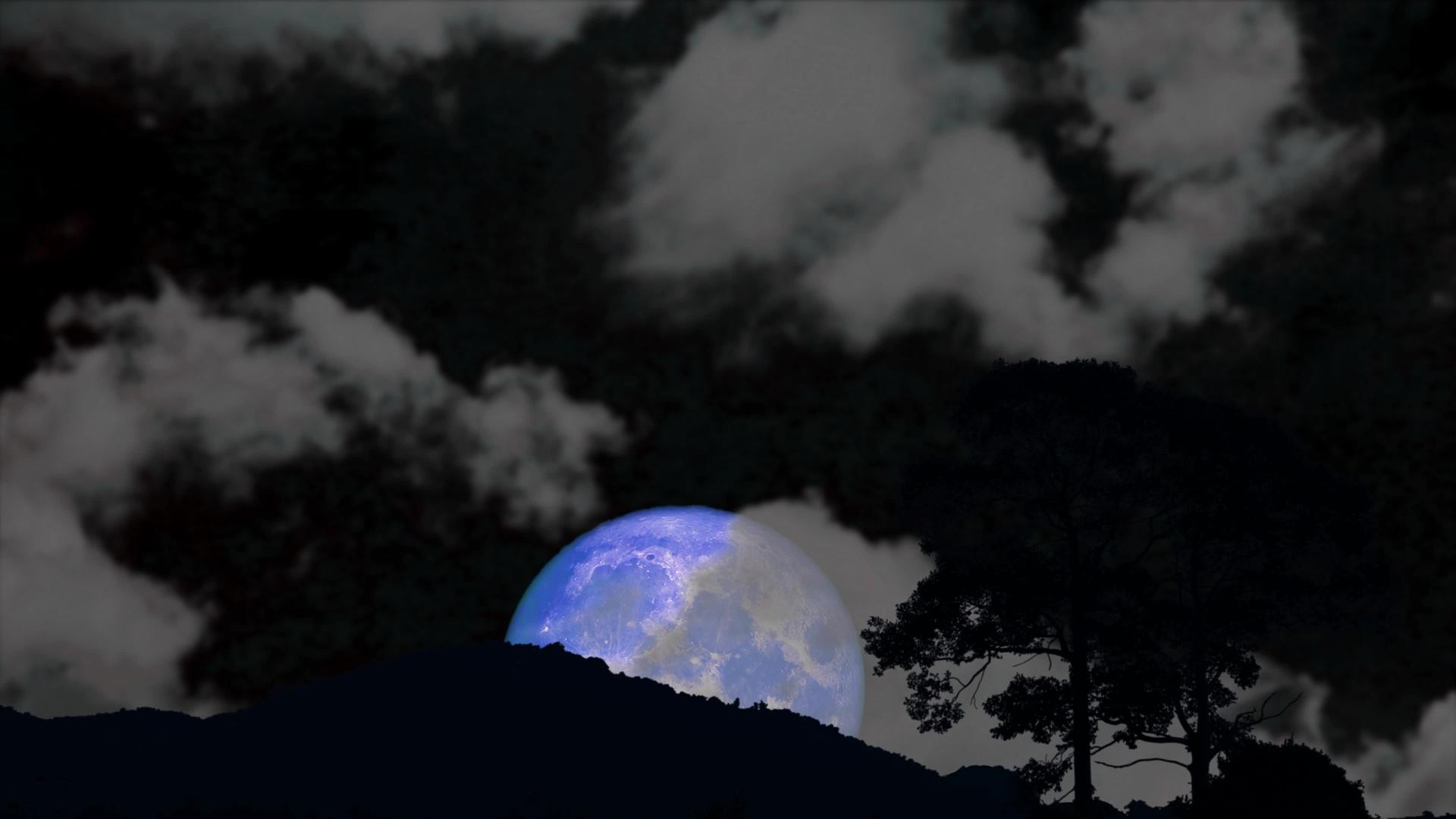 超级超冷蓝月亮向后升起双月山和树夜空间有乌云视频的预览图