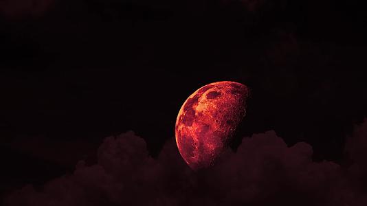 红色的月亮在夜空中升起半个红色的月亮白云飘过视频的预览图
