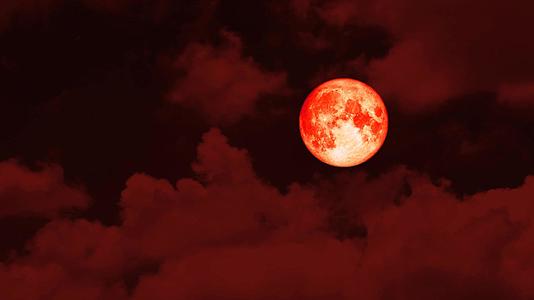 红月亮在夜空中升起红云在万圣节传来视频的预览图