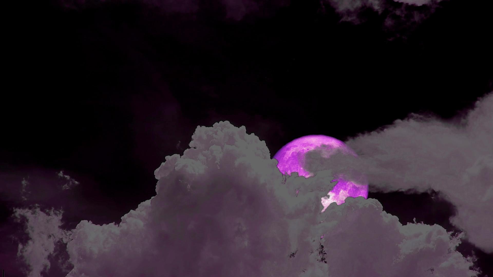粉红色的月亮满月在夜空中升起乌云飘动视频的预览图