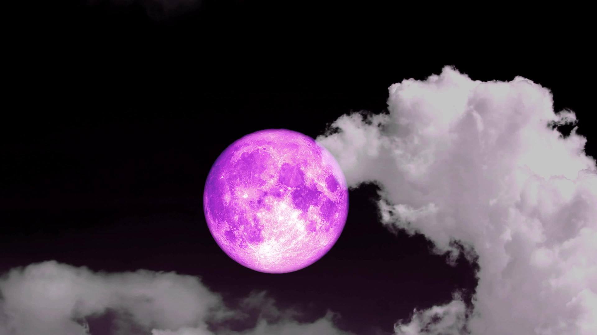 粉红色的月亮在夜空中升起灰色的云彩飘过视频的预览图