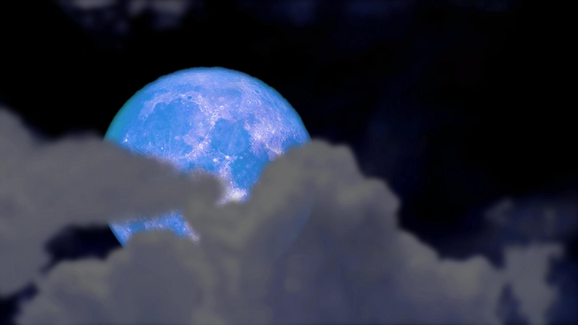 蓝色的月亮回到夜空模糊的云在移动视频的预览图