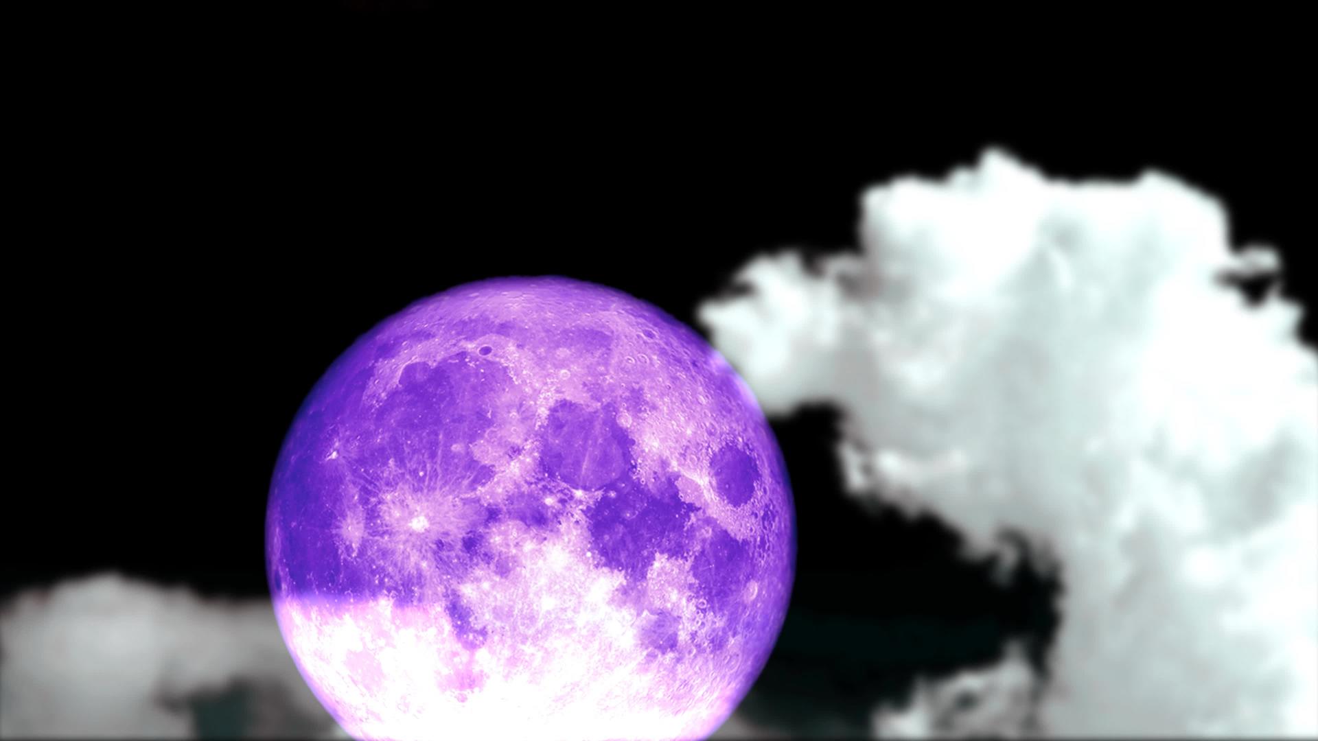 满月的紫色月亮回到夜空模糊的乌云在移动视频的预览图
