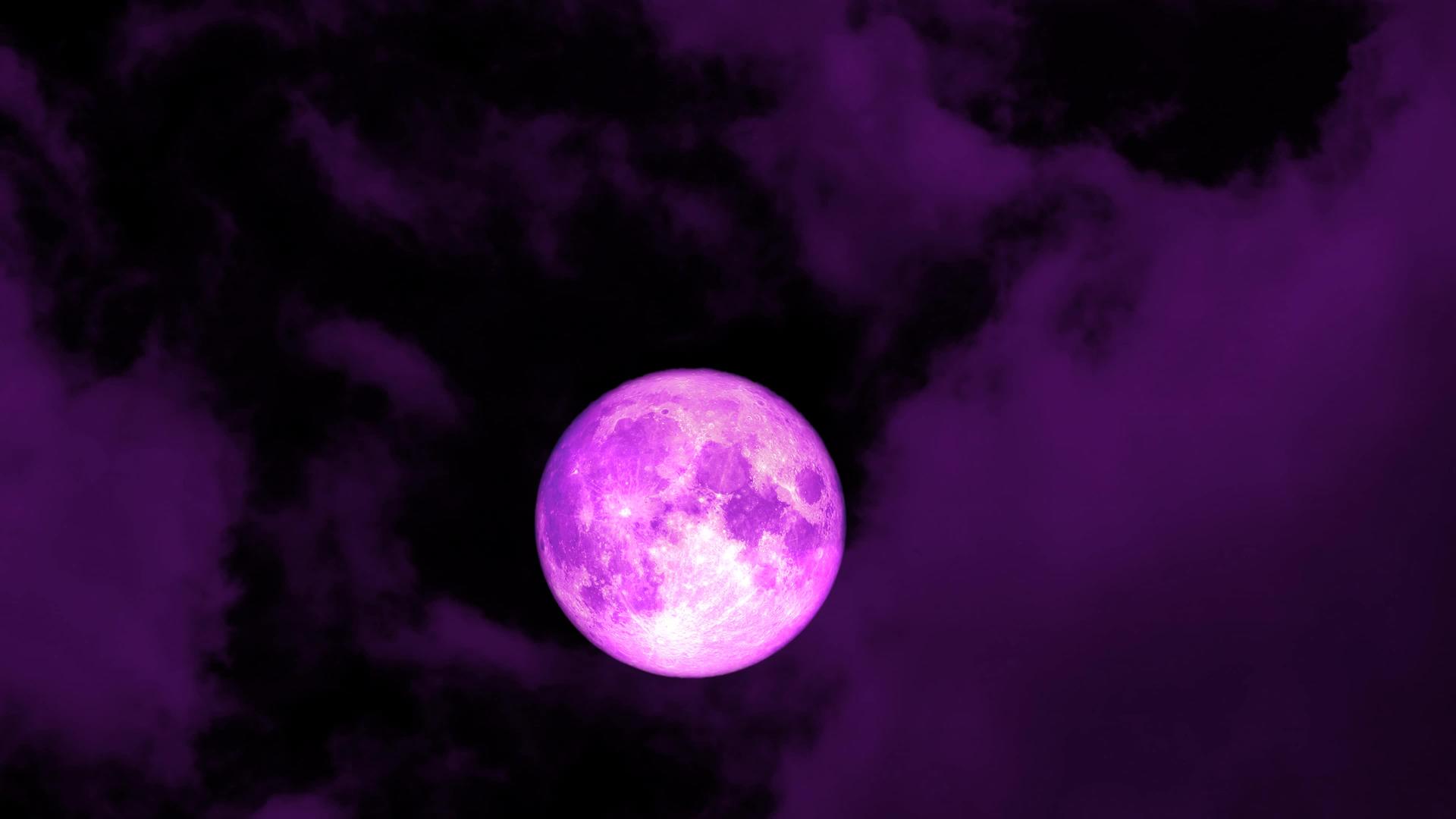 粉红月亮满月在夜空中升起橙色的云朵在漂浮视频的预览图