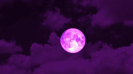 粉红色的月亮满月在夜空中升起橙色的云移动视频的预览图