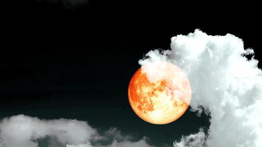 满月在夜空中升起漂浮着橙色的云朵视频的预览图