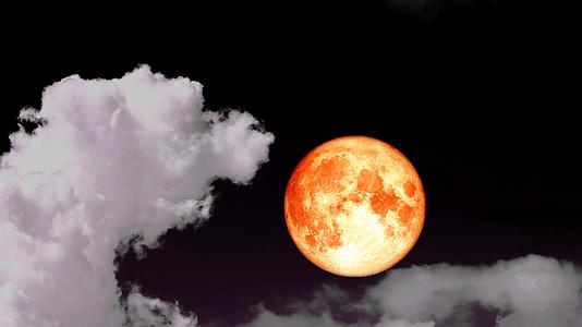 草莓血月在夜空中升起灰云飘动视频的预览图
