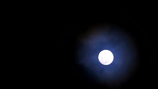 满月的玉米在夜空中升起乌云飞舞视频的预览图