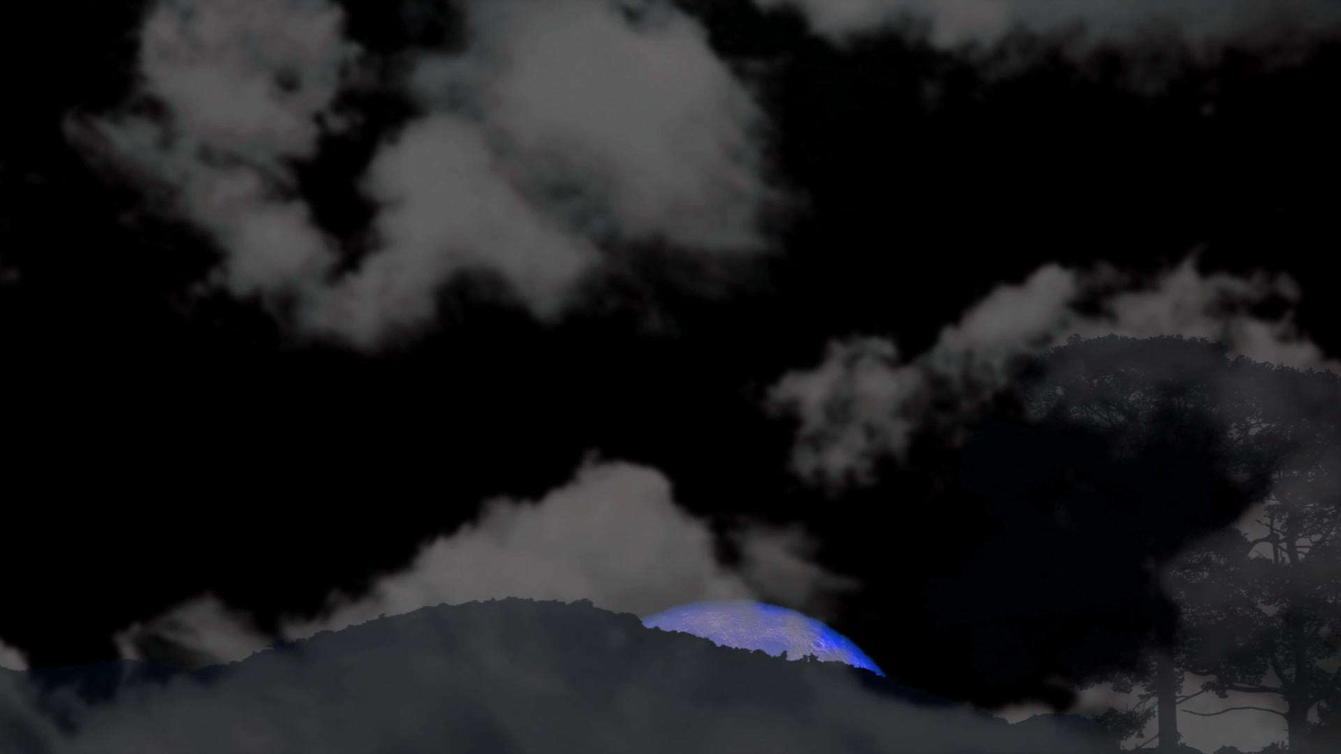 蓝色的月亮向后升起山上的树上有乌云视频的预览图
