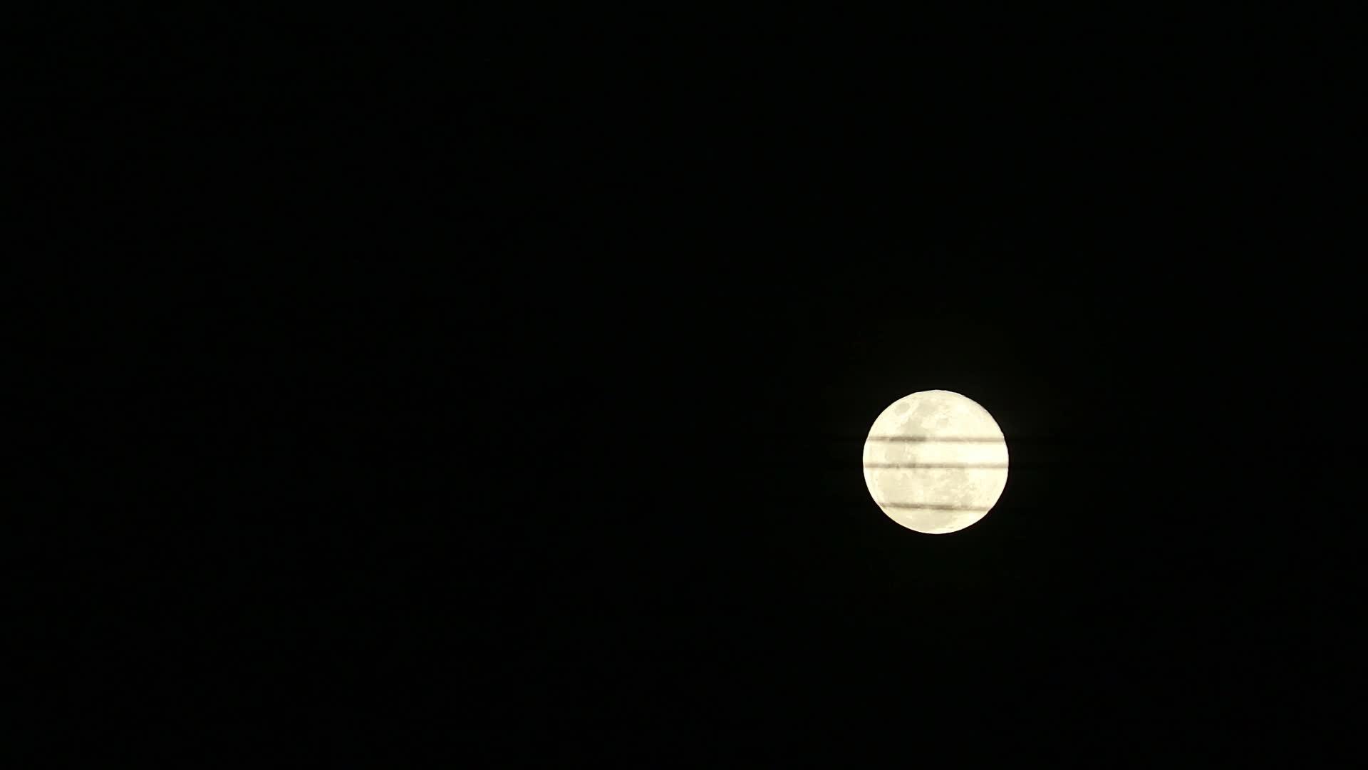 海狸月亮全月亮在明夜空中移动通电线路视频的预览图