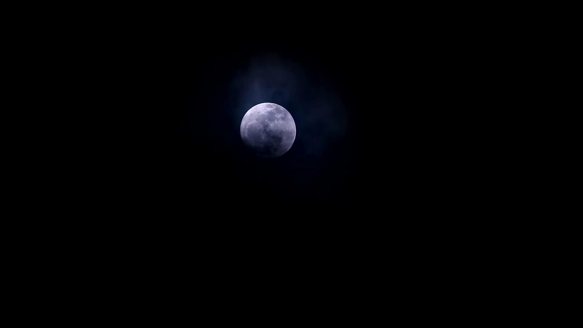 满月在夜空中升起白云飘动视频的预览图