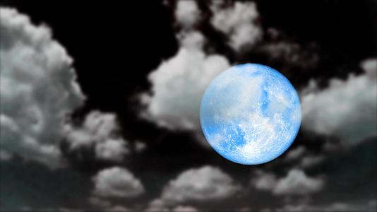 海狸蓝月亮升起后夜空中的乌云在夜空中消失了视频的预览图