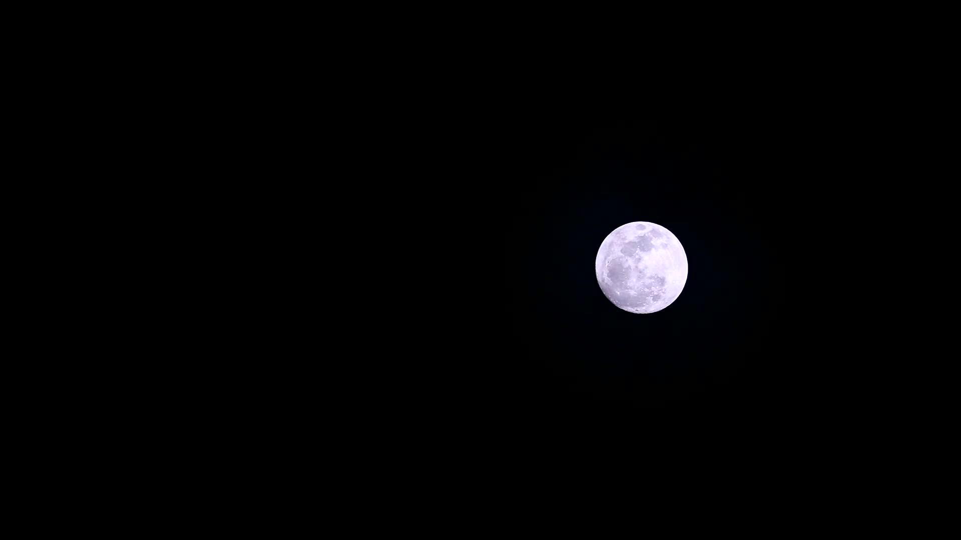 月亮在夜空中柔软而黑暗视频的预览图