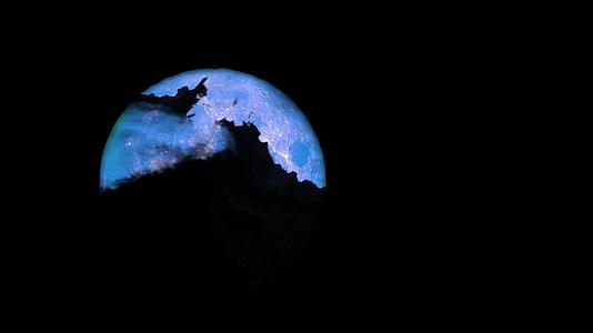夜空中蓝色的月亮黑暗的云朵在移动视频的预览图