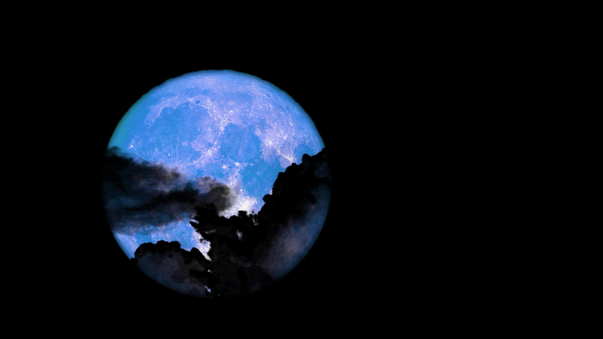 蓝月光在夜空中照亮云朵视频的预览图