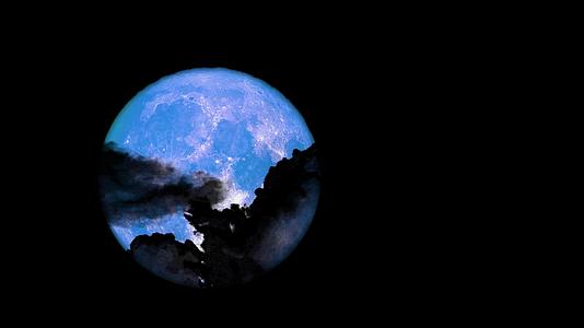 蓝月光在夜空中照亮云朵视频的预览图