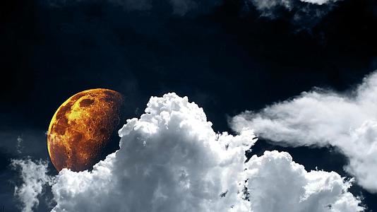 半血月和模糊的白云漂浮在夜空中视频的预览图