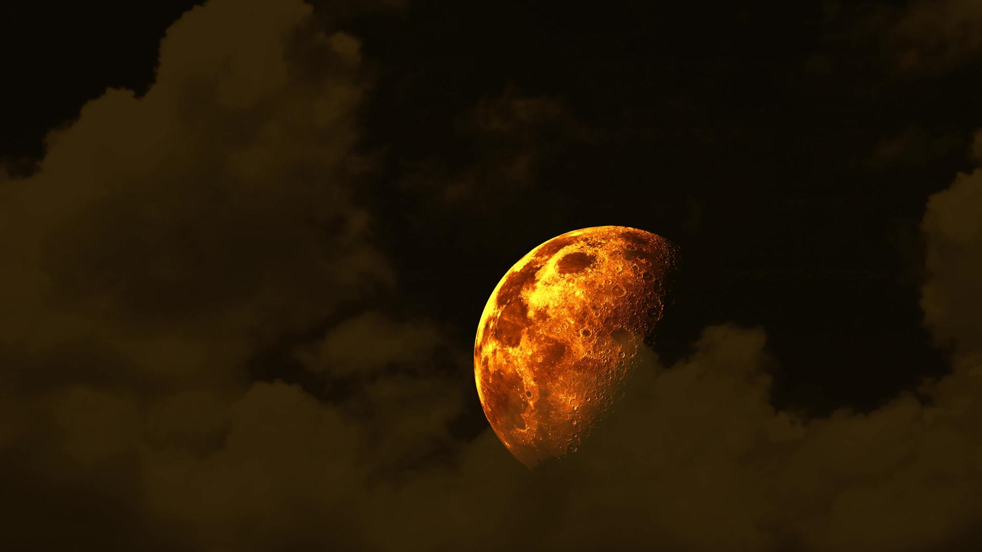 夜空升起半个月血月橙色云移动通道22视频的预览图