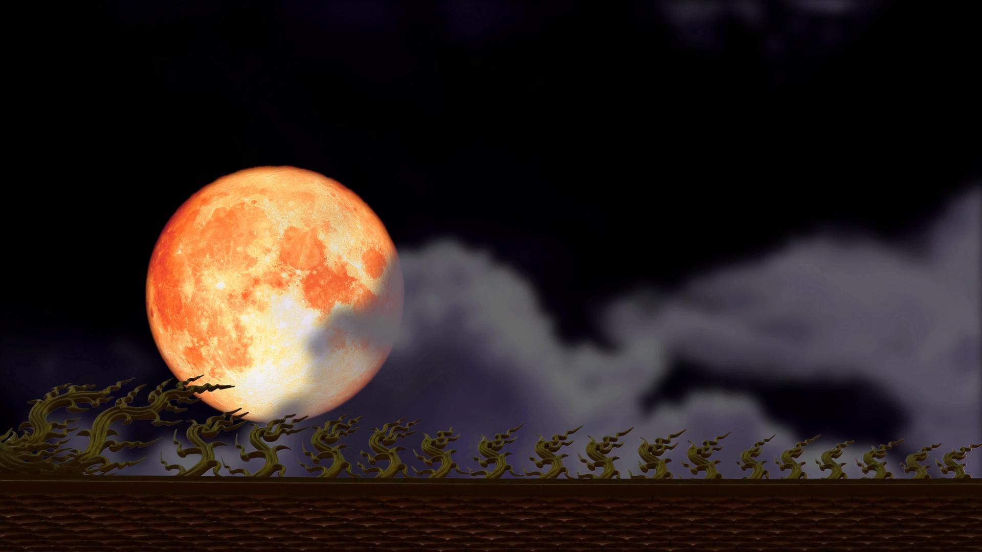 满月的草莓血月和云在夜空中模糊在屋顶上移动视频的预览图