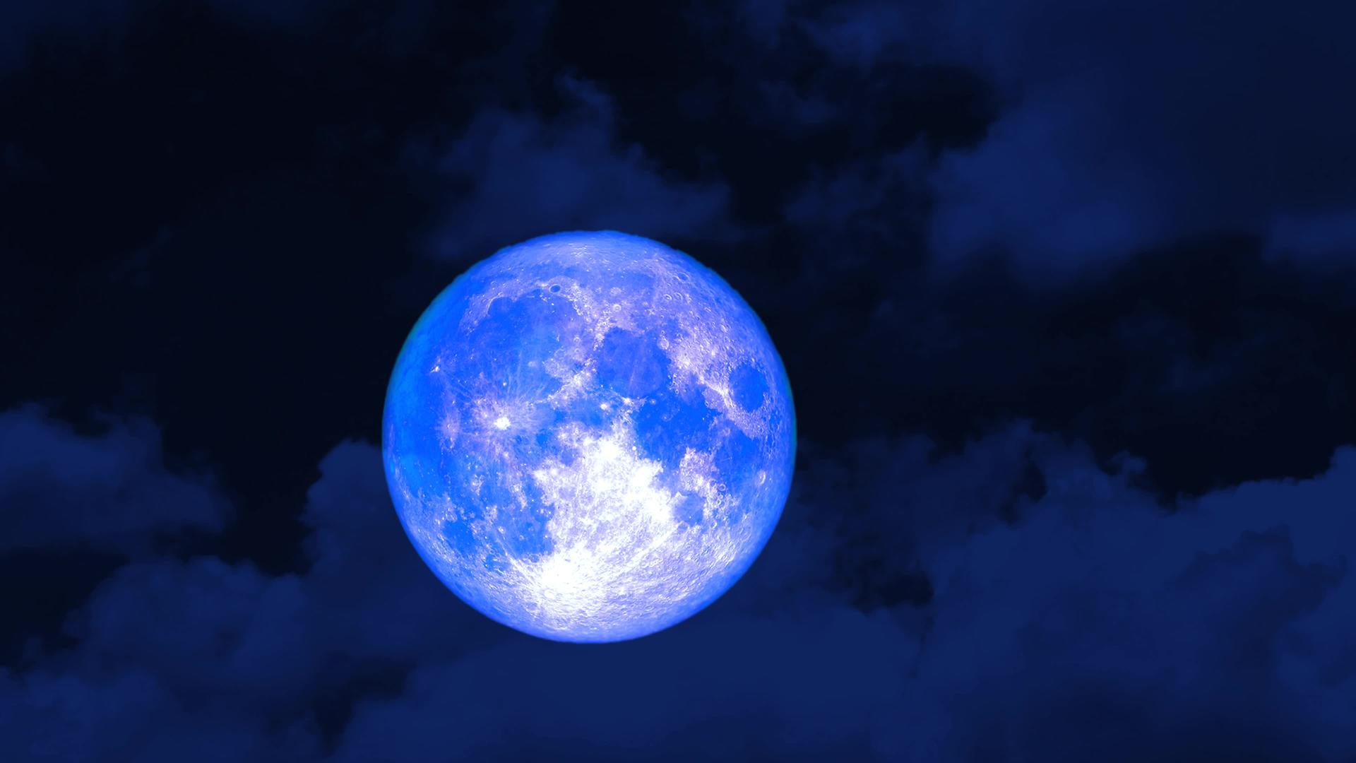 超蓝色的月亮橙色的云朵在夜空中移动视频的预览图