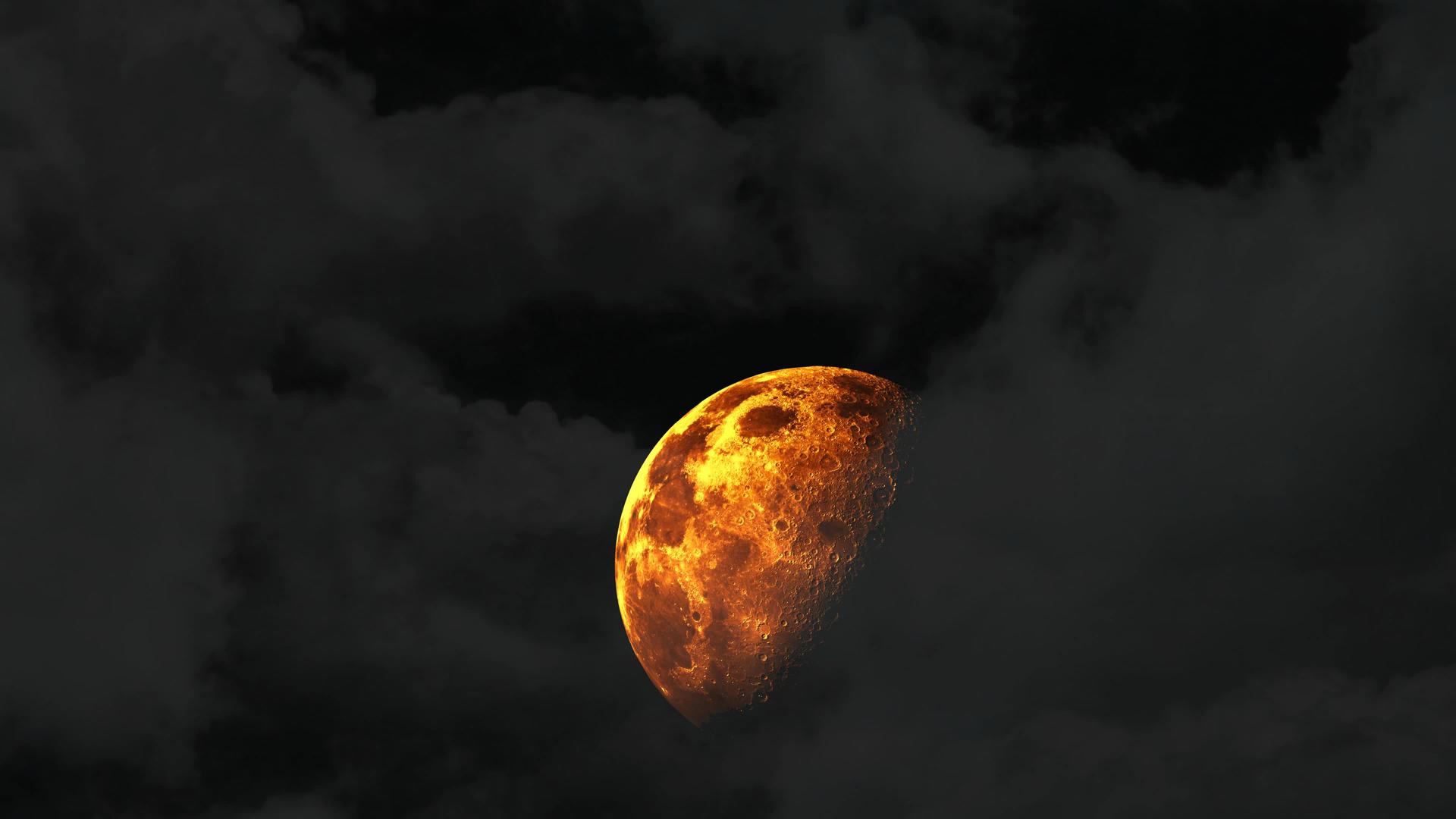 双月半月在夜空中升起黑暗的灰云飘过视频的预览图