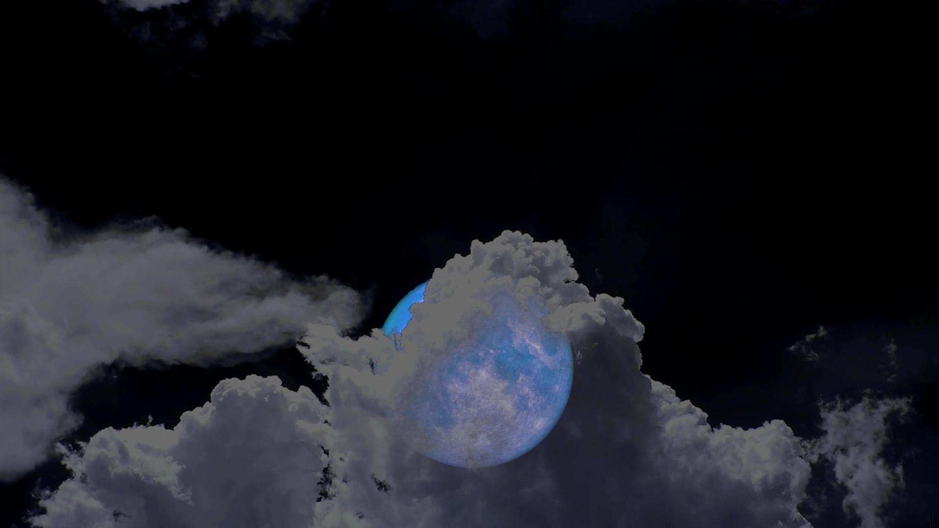 蓝月亮在夜空中升起乌云飞舞视频的预览图