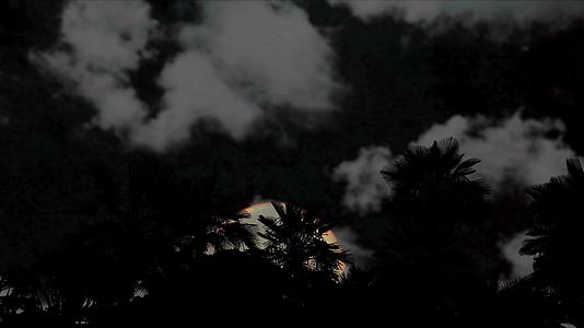 夜空中的乌云笼罩着夜云寒冷的月亮向后升起视频的预览图