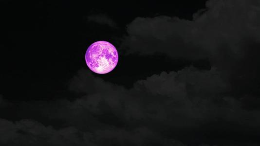 满月在夜空中升起粉红色的月亮云飞舞视频的预览图