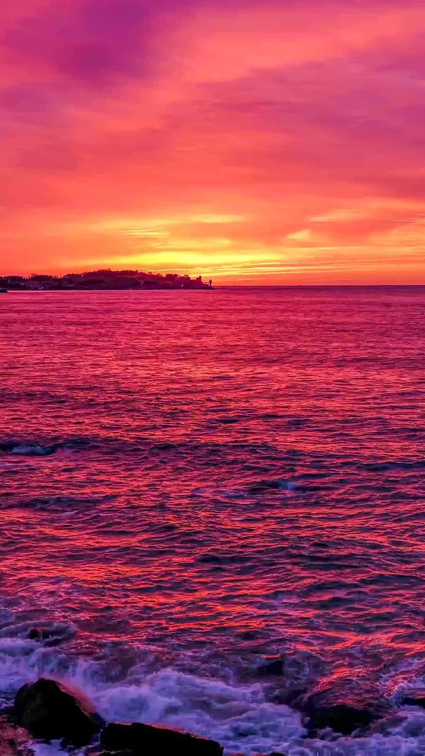 青岛小麦岛的日出和红色海面的延迟视频的预览图