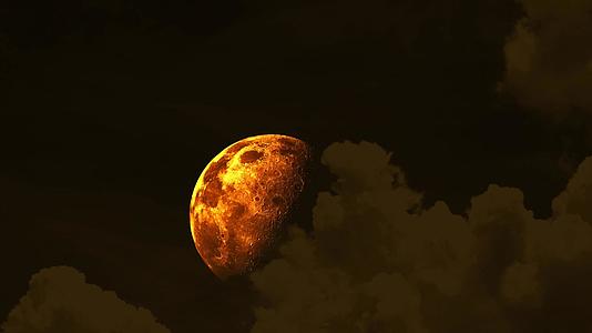 半月血月在夜空中升起橙色的云朵在夜空中移动视频的预览图