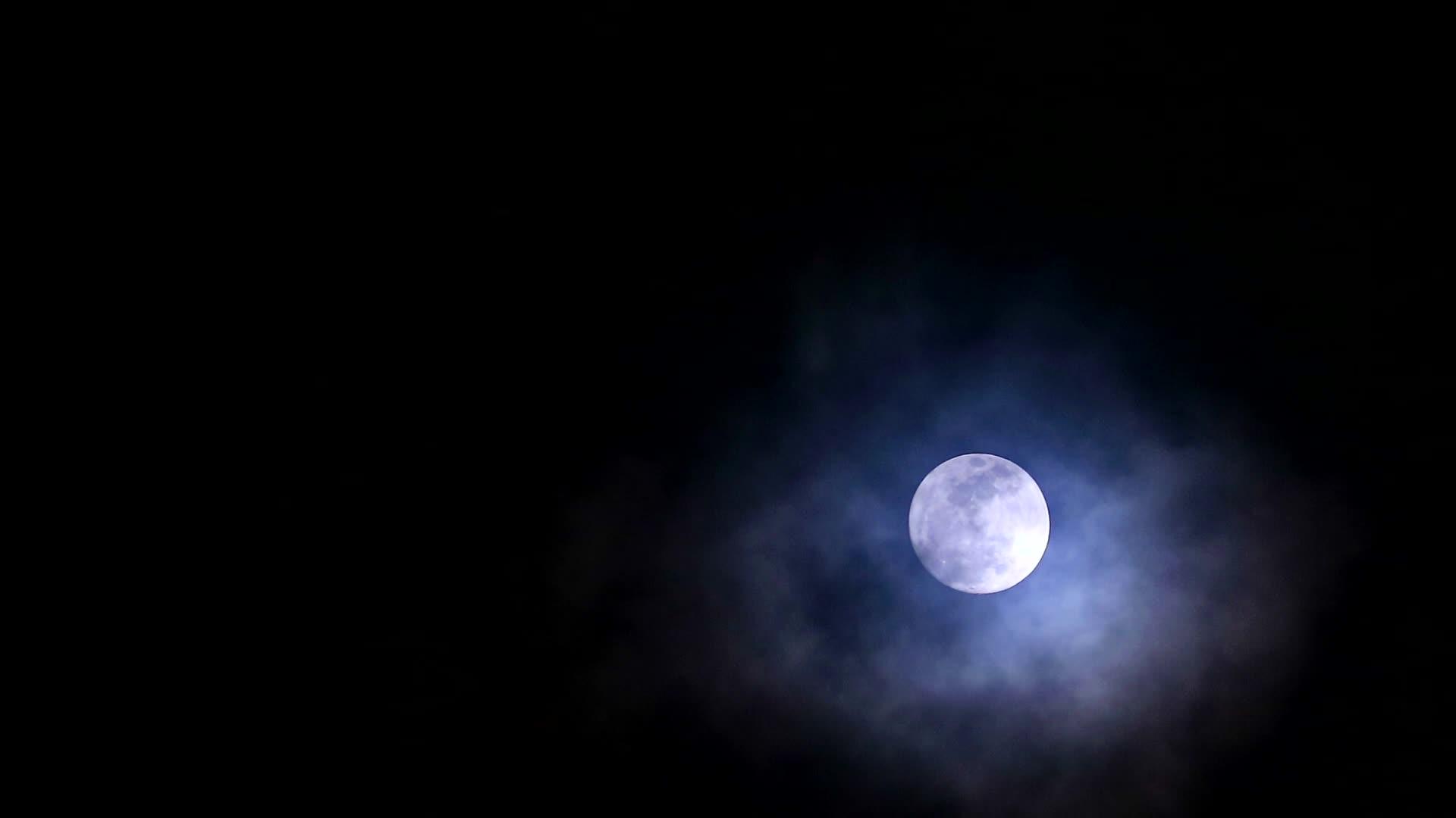 寒冷的月亮在夜空中视频的预览图