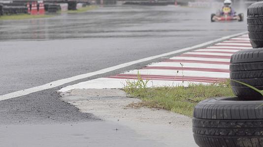 在赛道上使用雨轮胎来提高卡丁车的速度视频的预览图