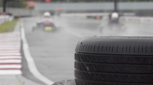 在赛道上使用雨轮胎来提高卡塔特的速度视频的预览图